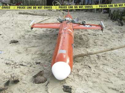 Imagem divulgada pela polícia filipina exibe avião não tripulado americano resgatado por pescadores em San Jacinto, na costa da província de Masbate  Foto: EFE