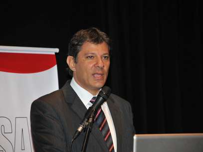 Haddad afirmou que é preciso vencer a "batalha da comunicação" com a cidade para não se tornar vítima do que ele classifica de "cemitério de políticos" Foto: J. Duran Machfee / Futura Press