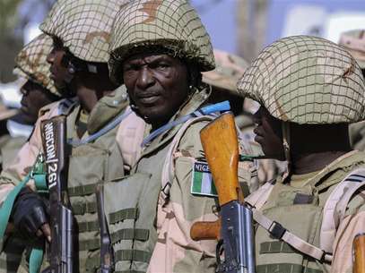 Soldados do Exército nigeriano se preparam para viajar ao Mali, no centro de manutenção de paz do Exército nigeriano, em Jaji, perto de Kaduna, na Nigéria, nesta quinta-feira. 17/01/2013 Foto: Afolabi Sotunde / Reuters