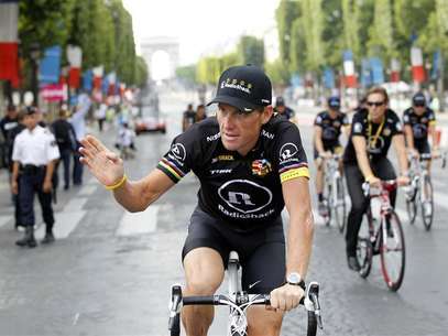 Americano Lance Armstrong acena durante desfile final da Volta da França, em julho de 2010 Foto: Francois Lenoir / Reuters