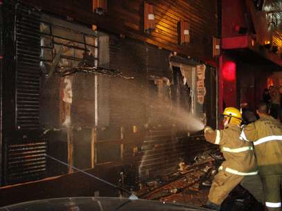 Incêndio causou tumulto no local. Fogo teria começado após um sinalizador ser aceso na boate Foto: Deivid Dutra / Agência Freelancer