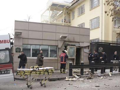 Policiais inspecionam local após explosão diante da embaixada dos EUA em Ancara, na Turquia Foto: Ihlas News Agency / Reuters