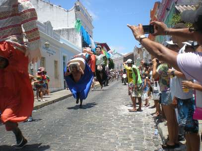 A 8ª Corrida de Bonecos Gigantes de Olinda levou turistas, jornalistas, moradores e bonequeiros às ruas Foto: Celso Calheiros / Terra