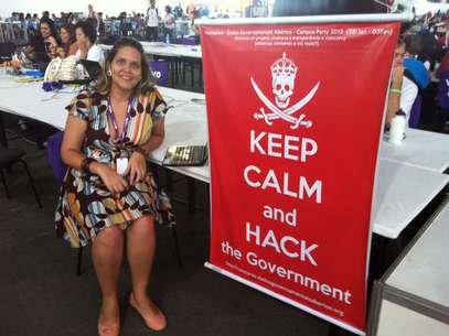 "Fique calmo e hackeie o governo", diz cartaz inspirado em meme, embora ação seja em parceria com o poder público Foto: Déborah Salves / Terra