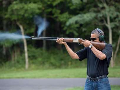 Presidente dos EUA, Barack Obama, pratica tiro ao prato em Camp David no dia do seu aniversário em 4 de agosto de 2012 Foto: EFE
