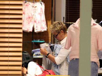 Xuxa é fotografada em shopping do Rio Foto: Marcus Pavao / AgNews