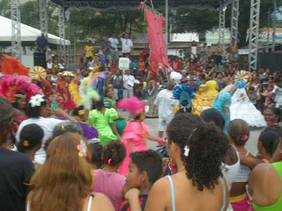 Cortejo Cultural da Bomba do Hemetério misturou frevo, samba, maracatu, bois e caboclinhos no Recife, em Pernambuco, neste domingo (3) Foto: Celso Calheiros / Terra