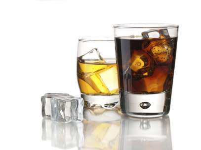 Diferentemente de bebidas açucaradas, os adoçantes não diminuem a passagem do álcool para a corrente sanguínea Foto: Getty Images