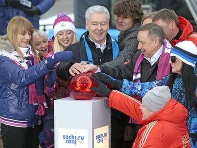 Prefeito de Moscou, Sergei Sobyanin aperta um botão simbólico de contagem regressiva para Sochi 2014 Foto: AP