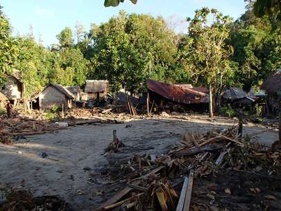 Imagem mostra casas danificadas em Venga, nas Ilhas Salomão, após serem atingidas pelo tsunami na quarta-feira Foto: Reuters