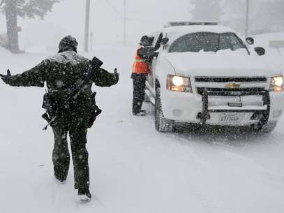 Policiais de San Bernadirno trabalham em posto de controle durante a caçada a Dorner na sexta-feira Foto: AP