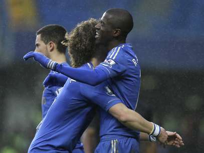 Ramires comemora com David Luiz na vitória do Chelsea neste sábado Foto: AP