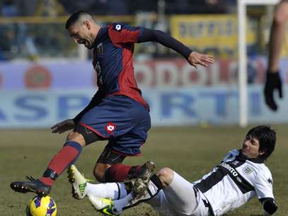 Marco Borriello (à esquerda) não conseguiu levar o Genoa à vitória diante do Parma de Jaime Valdes (à direita) Foto: AP
