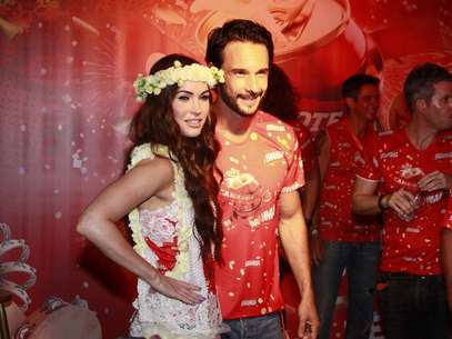 Ao lado de Rodrigo Santoro, a atriz americana Megan Fox acompanha os desfiles no camarote Brahma Foto: Movimento Fixo / AgNews