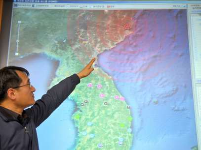 Meteorologista sul-coreano mostra a região na Coreia do Norte em que se registrou o tremor Foto: AFP