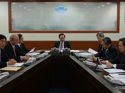 O presidente sul-coreano, Lee Myung-bak (centro), lidera uma reunião do Conselho Nacional de Segurança da Coreia do Sul, em Seul, após o teste nuclear Foto: AP