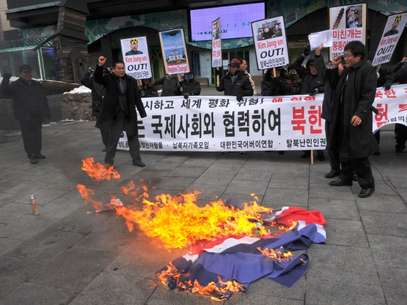 Ativistas queimam bandeira da Coreia do Norte durante um protesto em Seul, na Coreia do Sul Foto: AFP