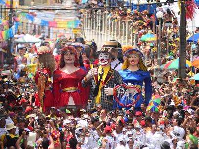 Tradicionais bonecos gigantes desfilam pelas ruas de Olinda Foto: Marcelo Soares/ PrimaPagina