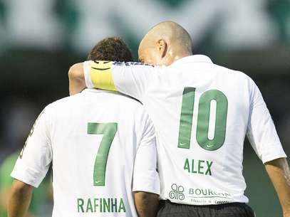 Alex cumprimenta Rafinha, autor de dois gols na vitória do Coritiba Foto: Felipe Gabriel / Agência Lance