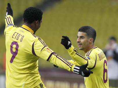 Eto'o e Boussoufa comemoram comemoram gol do Anzhi Foto: Reuters