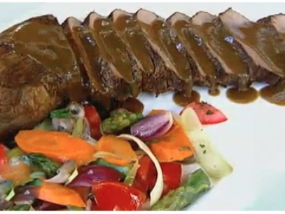 Carne ao molho madeira com legumes refogados Foto: Divulgação