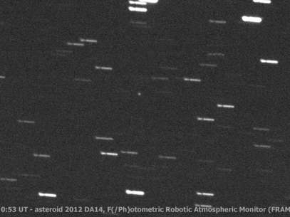 Telescópio da Argentina capturou uma imagem do asteroide (o ponto branco no meio da imagem) em um dos locais mais próximos de sua passagem pela Terra Foto: GLORIA project/FRAM / Divulgação