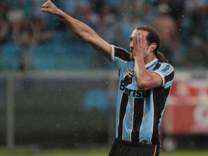 Barcos comemora após fazer seu primeiro gol pelo Grêmio Foto: EFE