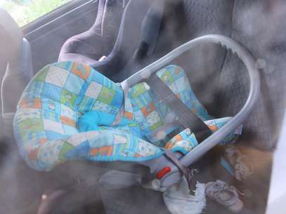 Bebê estava preso a cadeirinha dentro de carro fechado Foto: Christyam de Lima / Futura Press