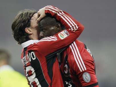 Montolivo cumprimenra Balotelli após o atacante marcar gol de falta Foto: AP