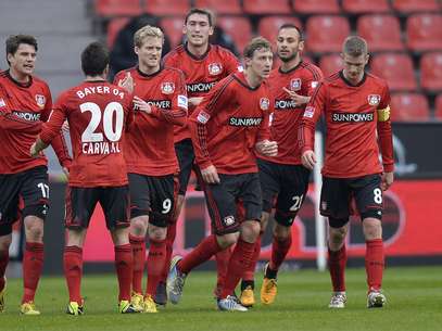 Bayer Leverkusen briga com o Borussia Dortmund pela vice-liderança do Campeonato Alemão Foto: AP