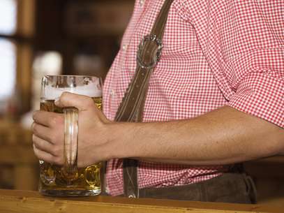 O estudo teria sido encomendado pela indústria de bebidas e afirma que beber cerveja pode fazer bem à saúde Foto: Getty Images