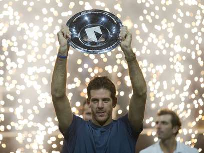 Del Potro ergue troféu do ATP 500 de Roterdã conquistado neste domingo Foto: AP
