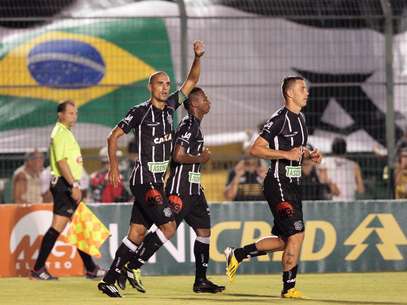 Douglas fez o gol da vitória do Figueirense e ainda evitou o empate no final Foto: Cristiano Andujar / Agência Lance