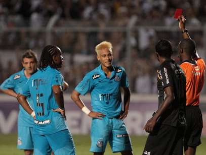 Neymar foi expulso no final do primeiro tempo neste domingo Foto: Célio Messias / Gazeta Press