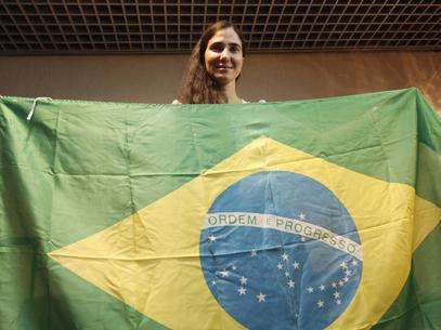 Yoani posa com a bandeira brasileira Foto: Reuters