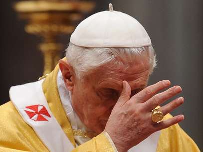 O papa Bento XVI carrega a joia em ouro maciço desde 2005 Foto: AFP