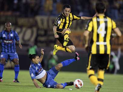 Estoyanoff escapa de marcação durante vitória do Peñarol em Montevidéu Foto: Reuters