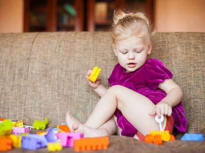A criança precisa estar ciente sobre tarefas para ajudar na harmonia da casa, como guardar os próprios brinquedos Foto: Shutterstock