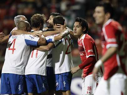 Uruguaios comemoram gol em vitória fora de casa Foto: Reuters