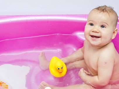 O ideal é que todos os itens necessários sejam guardados e organizados antes do início do banho, para que a mãe não precise se afastar do bebê Foto: Shutterstock