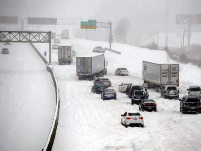 Veículos ficam presos durante nevasca na rodovia I-635 em Kansas, EUA. Uma grande tempestade de inverno seguia em direção nordeste rumo à região dos Grandes Lagos dos EUA, ameaçando a Nova Inglaterra após cobrir os Estados de Minnesota a Ohio com neve, granizo e chuva congelante. 21/02/2013 Foto: Dave Kaup / Reuters