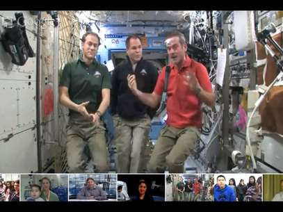 Ao lado de Kevin Ford e Tom Marshburn, Chris Hadfield (D) deixa o microfone flutuar enquanto responde a uma pergunta no espaço Foto: Reprodução