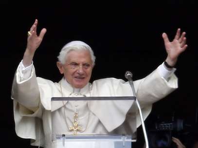 Bento XVI saúda os fiéis reunidos na praça de São Pedro Foto: Reuters