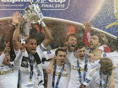 Jogadores de time galês festejam título inédito em Wembley Foto: Reuters