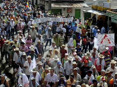 Milhares de cafeicultores protestaram nesta segunda-feira Foto: EFE