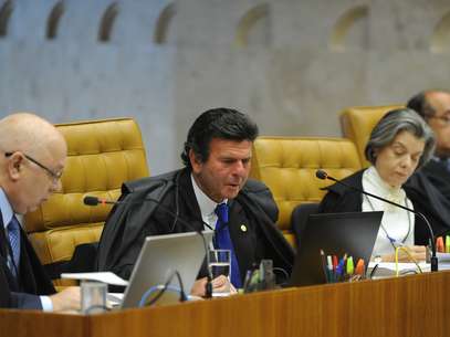 O ministro Luiz Fux (centro) durante sessão do julgamento do mensalão  Foto: José Cruz / Agência Brasil