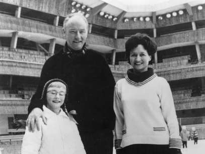 O britânico Francis Crick com mulher e filha na Itália. A família pretende leiloar a medalha do Nobel que ele ganhou Foto: Getty Images