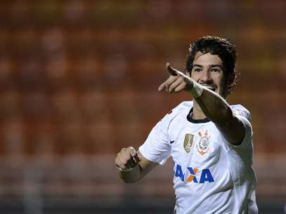 Alexandre Pato comemorou gol apontando para o fisioterapeuta Bruno Mazziotti Foto: Ricardo Matsukawa / Terra