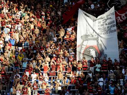 Torcida do Flamengo faz homenagem a Zico, que completou 60 anos neste domingo Foto: Daniel Ramalho / Terra