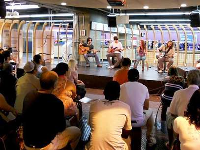 Banda KM 1 se apresentou na última sexta-feira na estação Paraíso do Metrô; show faz parte do projeto 'Encontros' Foto: Eduardo Andreassi / vc repórter